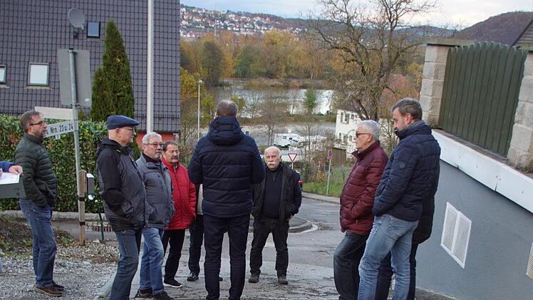 Schlaglöcher pflasterten den Weg des Eltmanner Bauausschusses.  Wie man die steile Stichstraße der Rückertstraße in Eltmann sanieren könnte, diskutierten die Mitglieder des Bauausschusses mit Bürgermeister Michael Ziegler.
