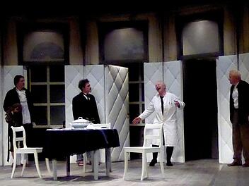 Showdown in Friedrich Dürrenmatts "Die Physiker" nach Krimispannung und amüsiertem Gelächter über die Skurrilitäten der drei Physiker im Irrenhaus Das Tournee-Theater Thespiskarren aus Hannover wurde mit Friedrich Dürrenmatts modernem Klassiker "Die Physiker" beim Theaterring gefeiert. Thomas Ahnert