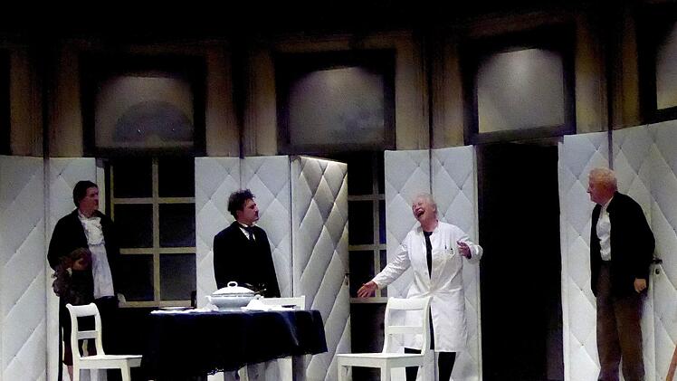 Showdown in Friedrich Dürrenmatts "Die Physiker" nach Krimispannung und amüsiertem Gelächter über die Skurrilitäten der drei Physiker im Irrenhaus Das Tournee-Theater Thespiskarren aus Hannover wurde mit Friedrich Dürrenmatts modernem Klassiker "Die Physiker" beim Theaterring gefeiert. Thomas Ahnert