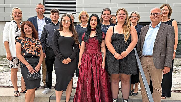 Staatspreistr&auml;gerin Leandra Kneuer (Bildmitte ) umrahmt von den Klassenbesten sowie den Fachbetreuerinnen und stellvertretender Schulleiter Jochen Lembach sowie Schulleiter Georg Gi&szlig;ler.Raimund Weigand