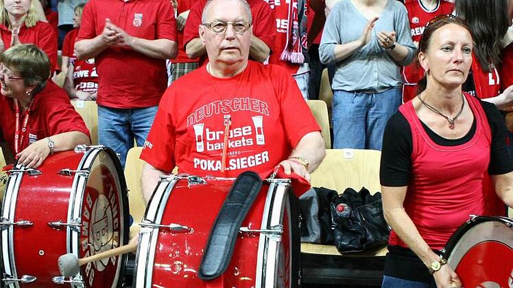 Prominenter Besuch bei den Trommlern: Franz Stegner, Chef des Hallensponsors Stechert.