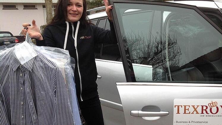 Eben noch unter Dampf, und schon auf dem Weg zum Kunden: frisch gebügelte Hemden direkt zur Haustür.