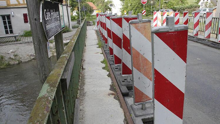 Der Gehweg für die Fußgänger verdient aktuell seinen Namen nicht.