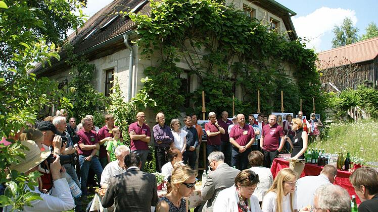 Im Garten von Winzer Scholtens nahmen die Fatschenbrunner die Abschluss-Statements der Kommission entgegen.