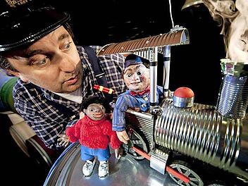 Jim Knopf, Lukas und die Lokomotive Emma führen alles andere als ein langweiliges Leben.  Foto: p