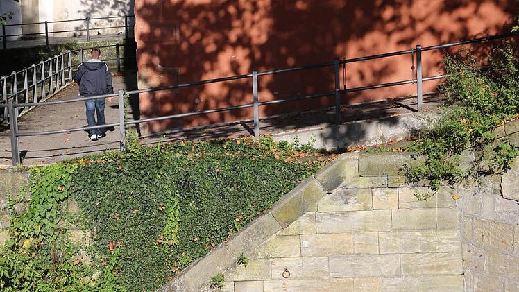 Der feuchte Streifen an der Mauer bei Schloss Geyerswörth zeigt, dass der Wasserstand sonst höher ist. Foto: B. Herbst