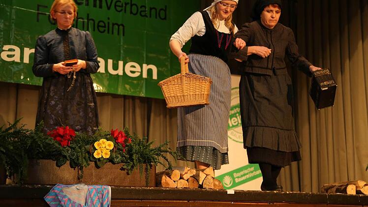 Die nostalgische Modenschau der Landfrau stieß unter den Besuchern auf viel Begeisterung. Fotos: Franz Galster
