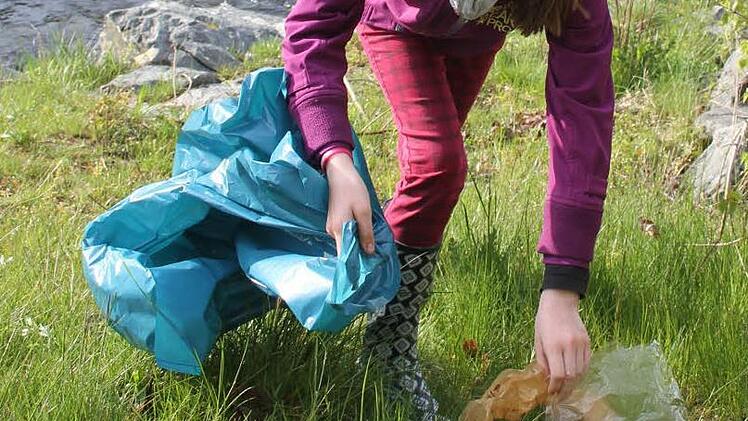 "Da liegt schon was", sagt Valerie Wolfrum (10) und hebt eine Papier-Plastiktüte auf.