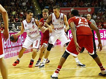 Nikos Zisis (l.) zieht an Anton Gavel vorbei, weil der Ex-Bamberger im Block von Daniel Theis (2. v. r) hängen bleibt. vorne rechts Bayern-Center Vitalis Chikoko. Fotos: Daniel Löb