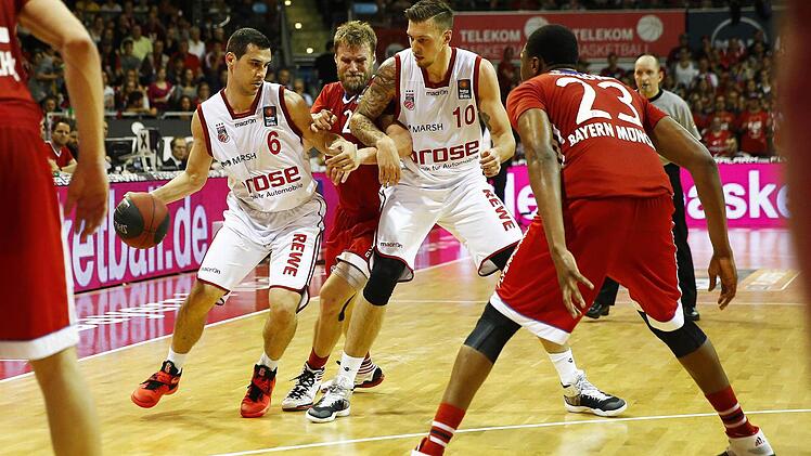 Nikos Zisis (l.) zieht an Anton Gavel vorbei, weil der Ex-Bamberger im Block von Daniel Theis (2. v. r) hängen bleibt. vorne rechts Bayern-Center Vitalis Chikoko. Fotos: Daniel Löb