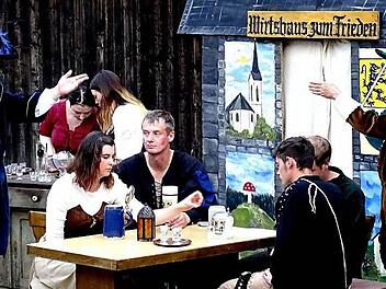 "Allerhand Frieden im Wirtshaus", die Fortsetzung des Theaterstücks um den "Nordhalbener Frieden anno 1635" von Rudolf Ruf von den "Historischen von Nordhalben" in der Generalprobe vom Freitag mit Darstellern unter anderem der "Kerwagesellschaft Nordhalben". Das Bild zeigt Lisa Trapper, Tina Simon, Heiko Stumpf, Julia Schnura, Peter Oppel, Aileen-Vic Hoenisch, Uwe Witurka und Fabian Wagner.  Foto: Norbert Neugebauer