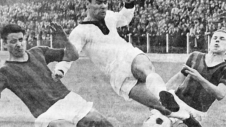 "Der Brüxer" in Aktion: In der 60er Jahren sorgte er als Linksaußen für Furore. Der beidfüßig schießende "Flitzer" spielte für den VfL Neustadt in der 1. Division, später ging er auch für den FC Coburg auf Torejagd.