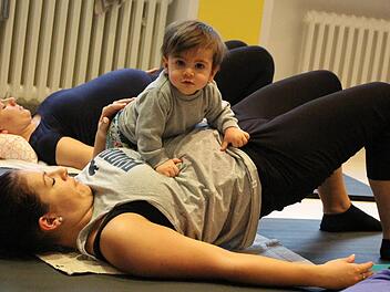 Lena Schmidt und Sohn Leo beim Super-Mama-Fitness. Der Kleine will natürlich auch mitmachen. Foto: Lisa Kieslinger