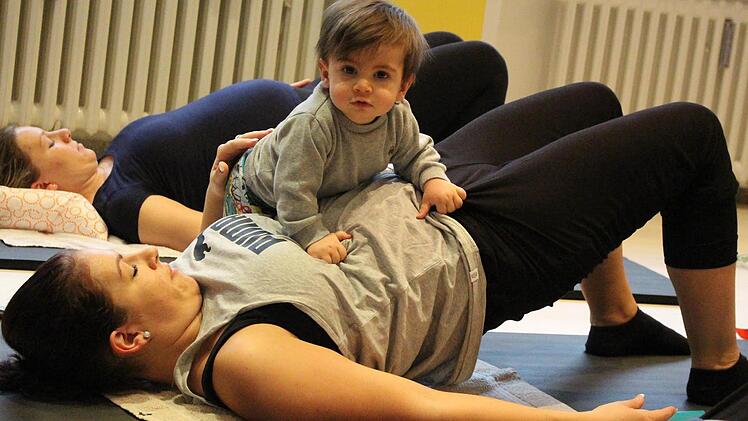 Lena Schmidt und Sohn Leo beim Super-Mama-Fitness. Der Kleine will natürlich auch mitmachen. Foto: Lisa Kieslinger