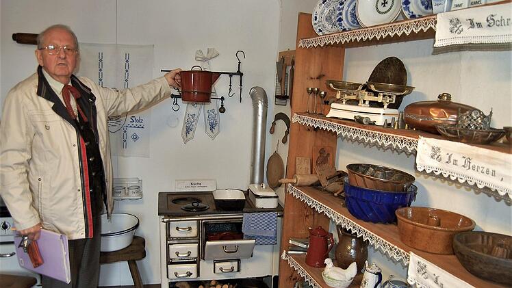 Museumsleiter Johann Göbbel mit einem Spartopf in der alten Küche.Foto: Sigismund von Dobschütz