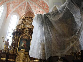 In Der Stadtpfarrkirche St. Georg in Höchstadt wird noch an der Renovierung gearbeitet. Hier ein Blick auf einen gegen Staub geschützten Seitenaltar.  Doch ab 23. Dezember ist die Kirche wieder nutzbar. Foto: Christian Bauriedel
