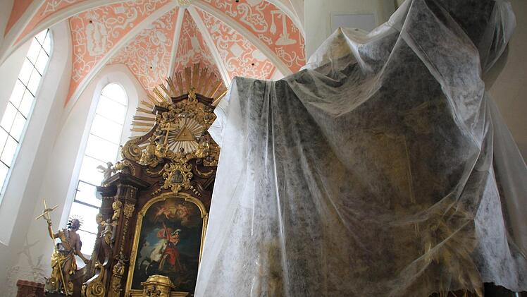 In Der Stadtpfarrkirche St. Georg in Höchstadt wird noch an der Renovierung gearbeitet. Hier ein Blick auf einen gegen Staub geschützten Seitenaltar.  Doch ab 23. Dezember ist die Kirche wieder nutzbar. Foto: Christian Bauriedel