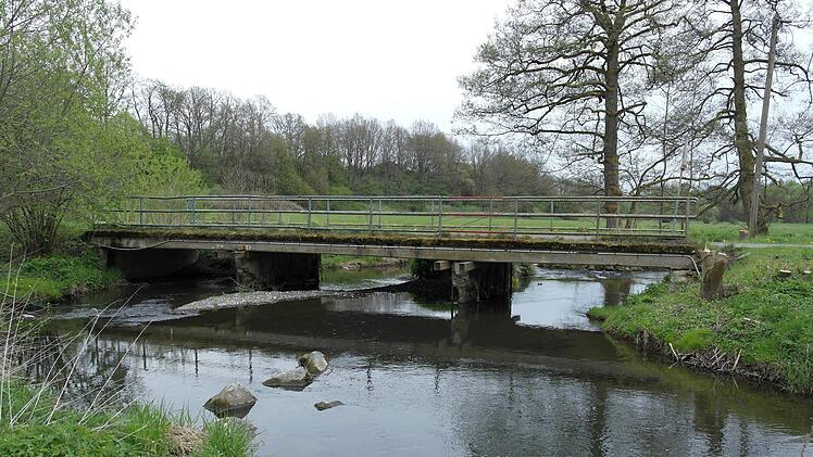 Die marode Hummendorfer Brücke vor dem Abriss. Ein gefahrloses Überqueren mit schwerem Gerät war nicht mehr möglich.