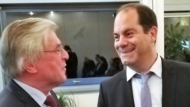 Laudator Prof. Dr. Stefan Kummer (links), Kunsthistoriker an der Universität Würzburg, freut sich mit Dr. Jens Kunze über dessen neue Aufgabe als Chefarzt der Geriatrie. Foto: Sigismund von Dobschütz