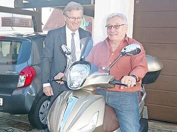 Bei bester Gesundheit feierte Rudi Hofmann seinen 80. Geburtstag. Das Bild zeigt ihn mit B&uuml;rgermeister Rainer Detsch (links). Foto: Heike Sch&uuml;lein