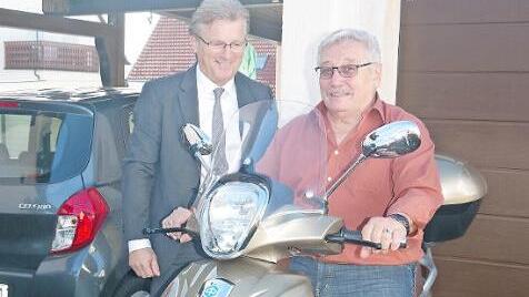 Bei bester Gesundheit feierte Rudi Hofmann seinen 80. Geburtstag. Das Bild zeigt ihn mit B&uuml;rgermeister Rainer Detsch (links). Foto: Heike Sch&uuml;lein