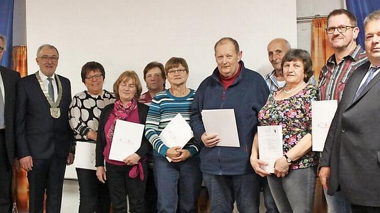 Bürger aus Heiligenstadt wurden für ihren ehrenamtlichen Einsatz ausgezeichnet. Johann Göller und Helmut Krämer (von links) sowie Johannes Harrer (rechts) gehörten zu den ersten Gratulanten. Fotos: Carmen Schwind