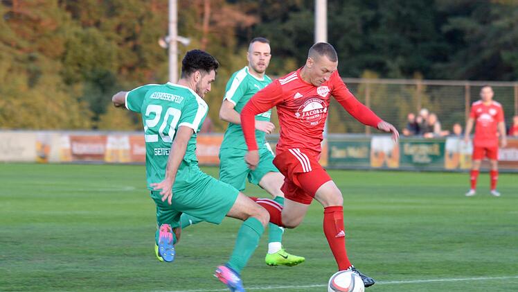 Danny Wild entwischt hier seinem Bewacher Mikel Seiter (links) und erzielt schon in der 2. Minute das 1:0 für die Kickers Selb.  Foto: Peter Mularczyk