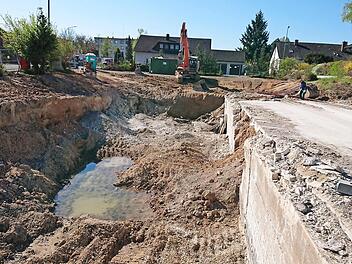 Die Bagger haben auf dem Grundstück an der Ina-Straße ganze Arbeit geleistet. Die Kegelbahn im Keller lässt sich nur noch erahnen.  Fotos: A. Dorsch