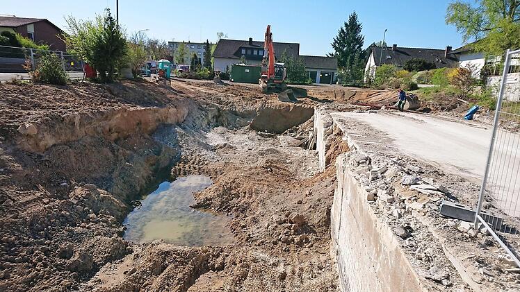 Die Bagger haben auf dem Grundstück an der Ina-Straße ganze Arbeit geleistet. Die Kegelbahn im Keller lässt sich nur noch erahnen.  Fotos: A. Dorsch