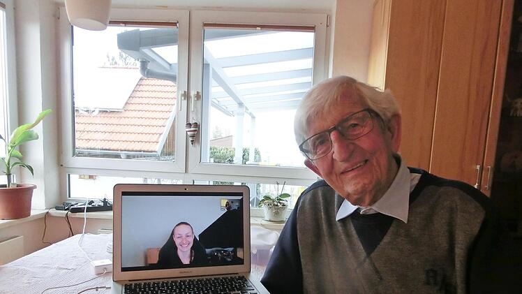 Die Münnerstädterin Katharina Gopp (Computerbildschirm) hatte Toni Hiller für einen Online-Vortrag über die Geschichte der örtlichen St. Georgspfadfinder gewonnen.