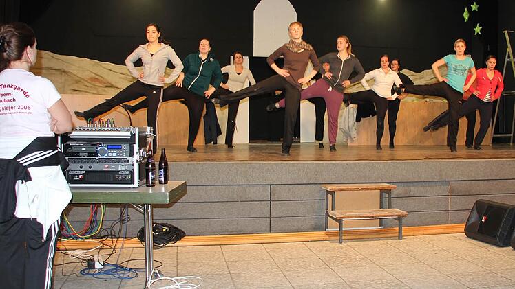 Unter den gestrengen Augen ihrer Leiterin Petra Elflein (llinks) übten die Heubacher Gardedamen.