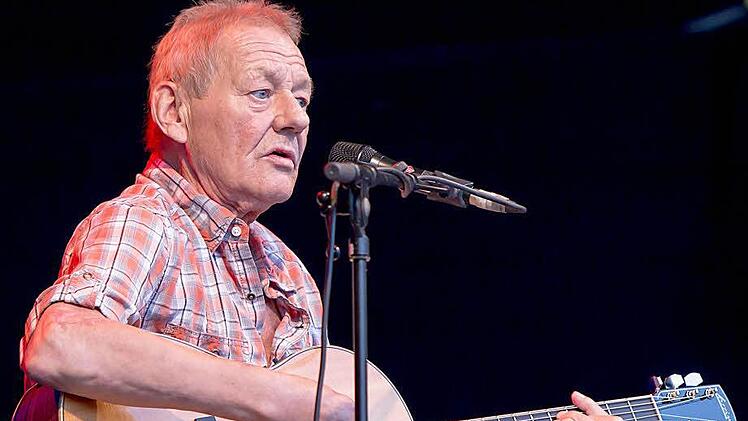 Wolfgang Ambros beeindruckt seine Fans in Tambach.Fotos: Albert Höchstädter