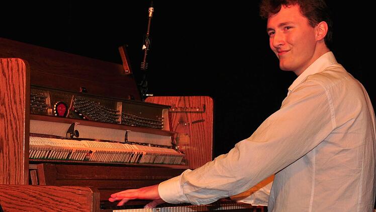 Ein brillantes Talent am Klavier: Der erst 18-jährige Dan Popek begeisterte mit Boogie-Woogie- und Jazzkompositionen, hervorragenden Improvisationen und einem umwerfenden Charme das Publikum.