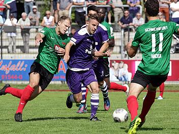 Am ersten Spieltag dieser Saison beharken sich der Bamberger Kapitän Benjamin Kauffmann (Mitte) und Johannes Bechmann (l.) vom FC Schweinfurt 05. Das Spiel endete 0:0. Kauffmann hat keine Zukunft beim FCE. Gestandene Kämpfertypen wie Bechmann, der etliche Jahre Höhen und Tiefen bei den "Violetten" mitgemacht hat, vermissen die FCE-Verantwortlichen mittlerweile. Foto: sportpress