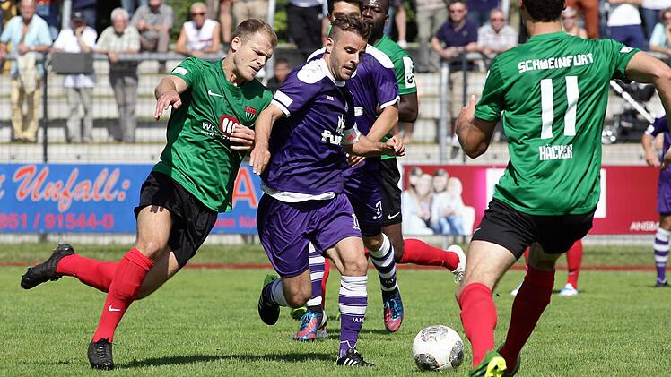 Am ersten Spieltag dieser Saison beharken sich der Bamberger Kapitän Benjamin Kauffmann (Mitte) und Johannes Bechmann (l.) vom FC Schweinfurt 05. Das Spiel endete 0:0. Kauffmann hat keine Zukunft beim FCE. Gestandene Kämpfertypen wie Bechmann, der etliche Jahre Höhen und Tiefen bei den "Violetten" mitgemacht hat, vermissen die FCE-Verantwortlichen mittlerweile. Foto: sportpress