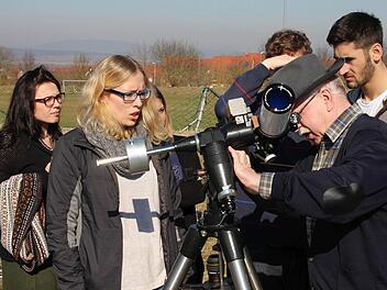 Reges Interesse: Zum Astronomietag auf dem Parkplatz neben der Mehrzweckhalle kamen gestern zahlreiche Interessenten. Sie wollten durch die Fernrohre von Werner Krauß (rechts im Vordergrund mit Hut) die teilweise verfinsterte Sonne beobachten.  Foto: Dieter Britz