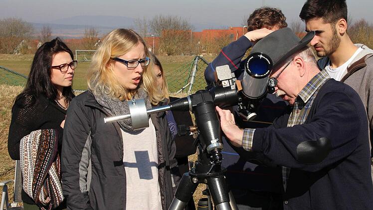 Reges Interesse: Zum Astronomietag auf dem Parkplatz neben der Mehrzweckhalle kamen gestern zahlreiche Interessenten. Sie wollten durch die Fernrohre von Werner Krauß (rechts im Vordergrund mit Hut) die teilweise verfinsterte Sonne beobachten.  Foto: Dieter Britz