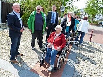 Hannelore Wohlleben freut sich über den rollstuhlfreundlichen Streifen. Links Spender Horst Weingarth Foto: Lothar Weidner