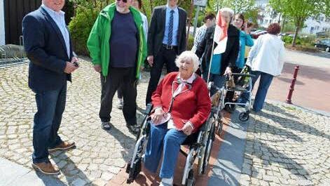 Hannelore Wohlleben freut sich über den rollstuhlfreundlichen Streifen. Links Spender Horst Weingarth Foto: Lothar Weidner