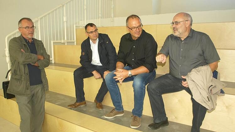 Ins Gespräch vertieft (von links): 2. Bürgermeister Gerhard Fischer (von links), 3. Bürgermeister Robert Erhard, Architekt Johannes Messerschmitt und Bürgermeister Franz Kuhn. Foto: Stefan Geiger