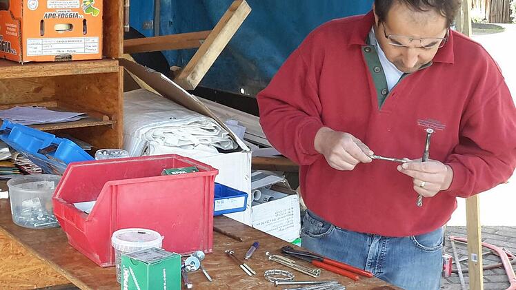 Auf die richtige Größe kommt es an. Thomas Eigenbrod begutachtet am Materialwagen einen Bolzen zur Befestigung der Hindernisse. Foto: Rolf Pralle