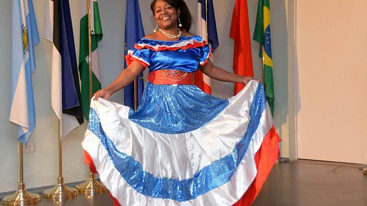 In die Dominikanische Republik entführte Maria Fructuoso die Besucher mit ihrem karibischen Kleid. Foto: Peter Rauch