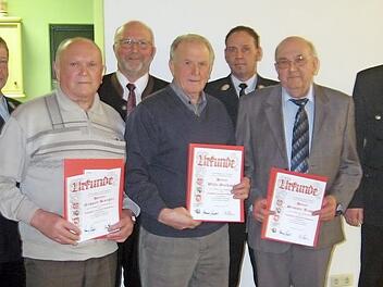 Ehrungen für langjährige Mitgliedschaft bei der FF Weißenbrunn. Von links: Vorsitzender Christian Höfner, Erhard Korger, Bürgermeister Egon Herrmann, Willy Garkisch, Kreisbrandmeister Markus Reischl, Simon Rupp, Kommandant Thomas Friedrich  Foto: K.- H. Hofmann