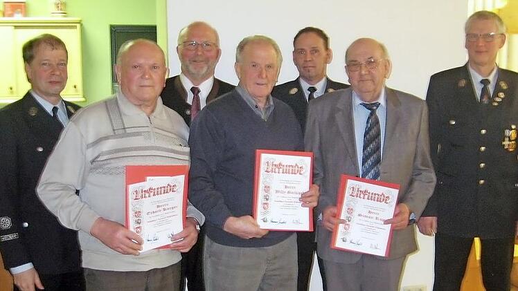 Ehrungen für langjährige Mitgliedschaft bei der FF Weißenbrunn. Von links: Vorsitzender Christian Höfner, Erhard Korger, Bürgermeister Egon Herrmann, Willy Garkisch, Kreisbrandmeister Markus Reischl, Simon Rupp, Kommandant Thomas Friedrich  Foto: K.- H. Hofmann