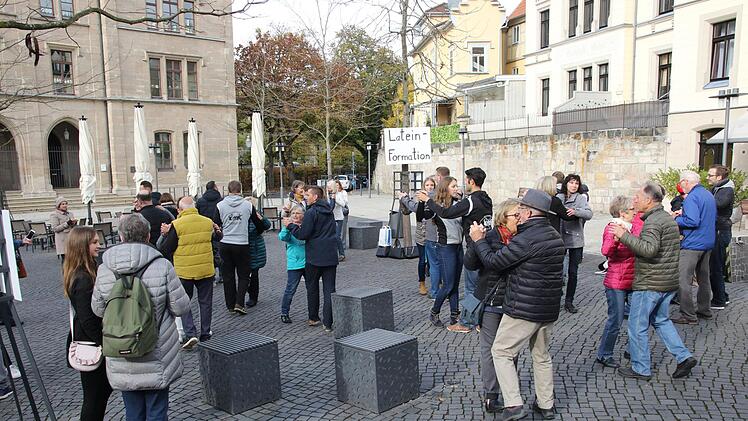 Die Aufgabe, 30 Paare zum Tanzen zu animieren, konnten die Lateintänzer des TVK erfolgreich   lösen. Wette gewonnen! Foto: Michael Stelzner