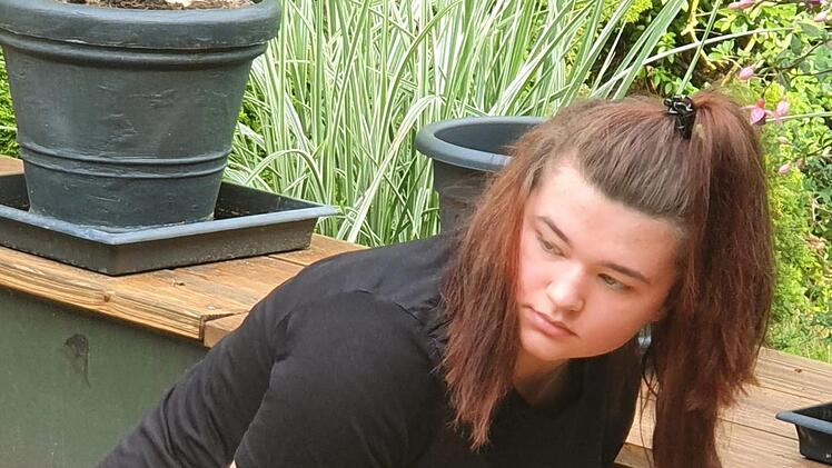 Laura Ziereis verlegt eine Holzterrasse. Foto: Carmen Schwind