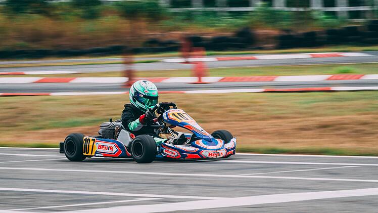 Kart fahren vereint Action, Spaß und Spannung – auch in Franken gibt es Kartbahnen, auf denen du sowohl Indoor-Kart als auch Outdoor-Kart fahren kannst. Auch E-Karts finden vermehrt Einzug in den Hallen und Rennbahnen in Franken.
