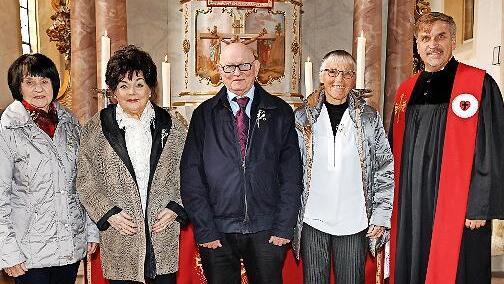 Eiserne Konfirmation (1960) feierten (von links) Elfriede Semmelroch, Gisela Flauder, Reinhold Geißler und Brigitte Binder. Unser Bild zeigt sie zusammen mit Pfarrer Christian Schmidt.