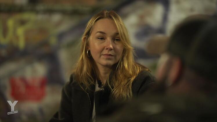 Ex-Sicherheitsmitarbeiter Martin spricht in der ARD-Doku "Y-Kollektiv: Crashkurs Security" mit Reporterin Annkathrin Weis &uuml;ber seinen fr&uuml;heren Job.