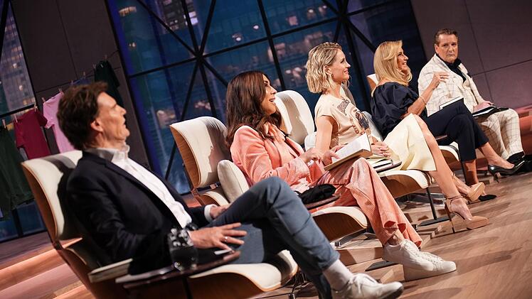 Carsten Maschmeyer (links) war noch nicht fertig mit einem bereits ausgeschiedenen "H&ouml;hle der L&ouml;wen"-Duellanten.